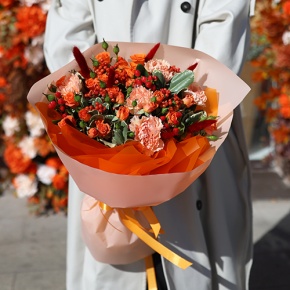 Букет "Инесса" из кустовых роз, гиперикума и диантусов в Серпухове