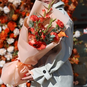 Букет "На закате дня" из гладиолусов, калл, гиперикума и диантусов в Серпухове