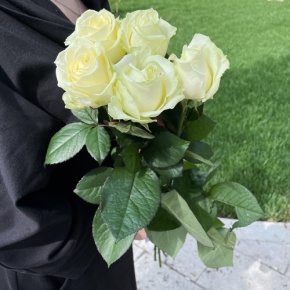 Букет из 5 белых роз (70 см) в Серпухове