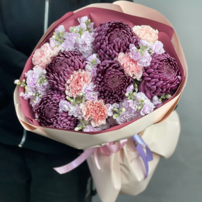Букет "Софи" из хризантем Бигоуди, диантусов и ароматных маттиол в Серпухове