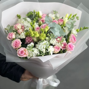 Букет "Особый случай " из ароматных маттиол, фрезий и кустовых роз в Серпухове