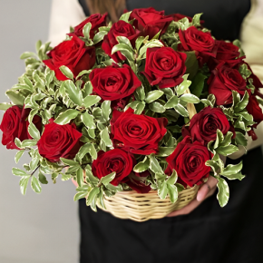 Композиция в корзине "Евгения" из 25 роз и питаспорума в Серпухове