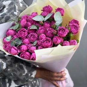 Букет "Малиновый бисквит" из кустовых и пионовидных роз и эвкалипта в Серпухове