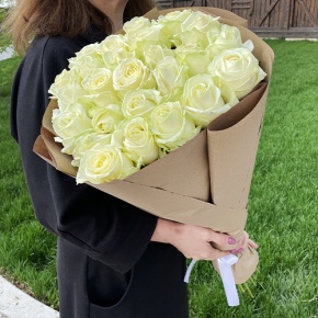 Букет из 25 белых роз в крафте (70 см) в Серпухове