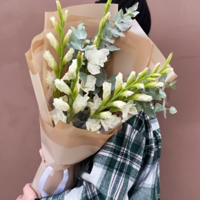 Букет из 5 белых гладиолусов и эвкалипта в Серпухове
