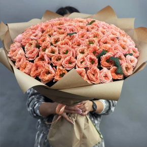 Букет "Персик" из 101 махровой розы Риджентс парк (60 см) в Серпухове