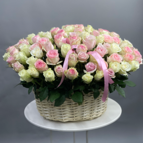 Композиция в корзине из 101 кенийской розы пастельный микс (40 см) в Серпухове