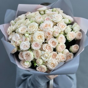Букет "Кремовый микс" из 25 кустовых роз (50 см) в Серпухове