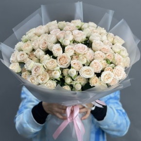 Букет из 35 кремовых кустовых роз (50 см) в Серпухове