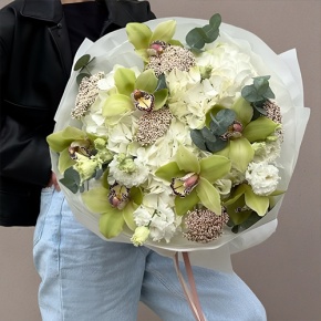 Букет "Эдем" из гортензии, орхидей, эустом, эвкалипта и озатамнуса в Серпухове