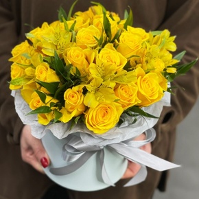 Композиция в шляпной коробке "Розиль" из альстромерий и роз в Серпухове