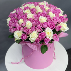 Композиция в шляпной коробке из 151 розы кения микс в Серпухове