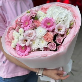 Букет "Розовые облака" из хризантемы, кустовых роз, диантусов, гортензии и эустом в Серпухове
