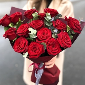 Букет 15 красных роз с эвкалиптом (50 см) в Серпухове
