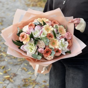 Букет "Лиссабон" из пионовидных роз, поновидных лилий и гербер  в Серпухове