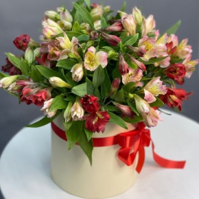 Композиция в шляпной коробке из 21 альстромерии в Серпухове