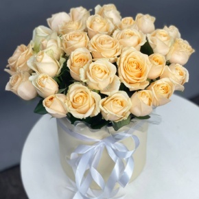 Композиция в шляпной коробке из 35 кремовых кенийских роз в Серпухове
