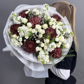 Букет "Шоколадный френч" из кустовых роз, хризантем Бигоуди, брунии, ароматных маттиол и сантини в Серпухове