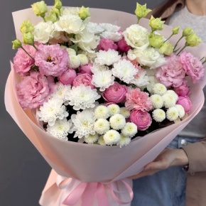 Букет "Задыхаюсь от нежности" из хризантемы, кустовых пионовидных роз, диантусов и эустом в Серпухове