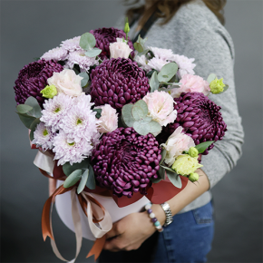 Композиция в шляпной коробке "Наденька" из хризантем Бигоуди, эустом и эвкалипта в Серпухове