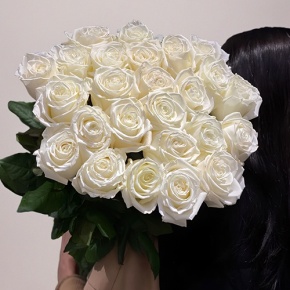 Монобукет из 25 белоснежных роз Эквадор Плая Бланка (60 см) в Серпухове
