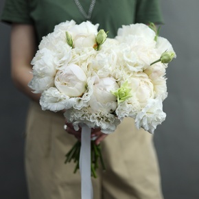 Свадебный букет из пионов и эустом в Серпухове