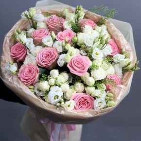 Букет "Пудровая мечта" из роз и эустом в Серпухове