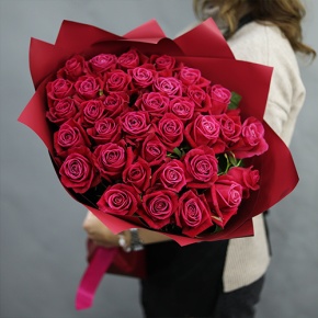 Букет из 35 малиновых роз Шангрила (50 см) в Серпухове