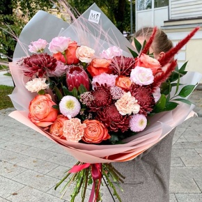 Букет "Каркаде" из хризантем Бигоуди и Момоко, роз Эквадор Кахала, озатамнуса,  эустом, протеи, и диантусов в Серпухове