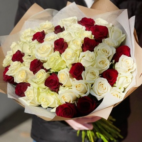 Букет 51 белая и красная роза (50 см) в Серпухове
