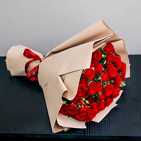 Букет 15 кустовых красных роз в Серпухове