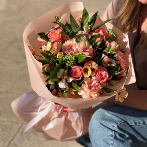 Букет "Каталина" из роз, диантусов, альстромерий, скиммии и кустовых ранункулюсов в Серпухове