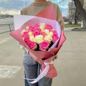 Букет из 25 розовых и белых роз (50 см) в Серпухове