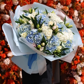Букет "Елизавета" из гортензий, роз и пионовидных ароматных лилий в Серпухове