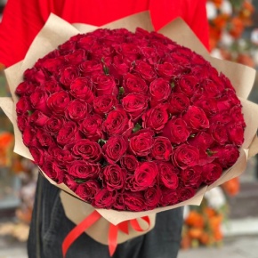 Букет 101 красная роза Кения (50 см) в Серпухове