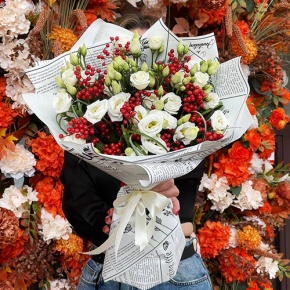 Букет "Рябиновый" из ягод калины и эустом в Серпухове