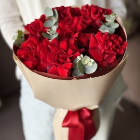 Букет "Красная пантера" из 7 роз Эквадор и эвкалипта в Серпухове
