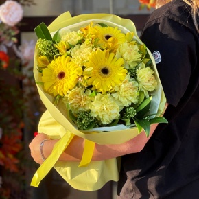 Букет "Солнечная пора" из гербер, альстромерий, скиммии и диантусов в Серпухове