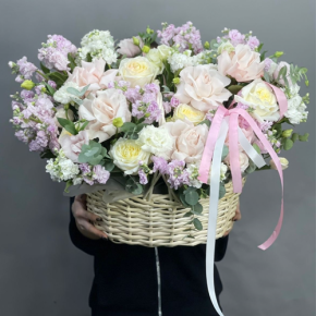 Композиция в корзине из роз Эквадор и ароматных маттиол в Серпухове