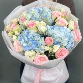 Букет "Легкий ветерок" из роз, конифера и гортензий в Серпухове