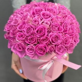 Композиция в шляпной коробке из 71 кенийской розы в Серпухове