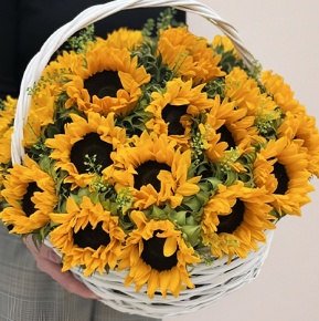 Композиция в корзине из 29 подсолнухов в Серпухове