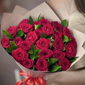 Букет из 25 красных роз и рускуса (50 см) в Серпухове