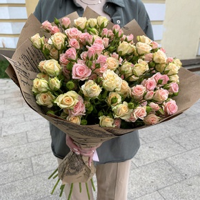 Букет из 19 кустовых роз в крафте (60 см) в Серпухове