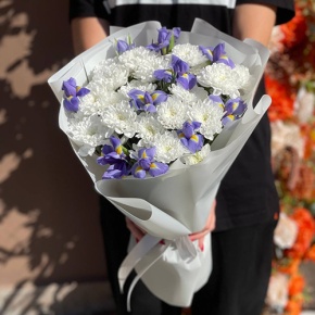 Букет из ирисов и хризантем в Серпухове