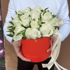 Композиция в шляпной коробке из 25 белых роз в Серпухове