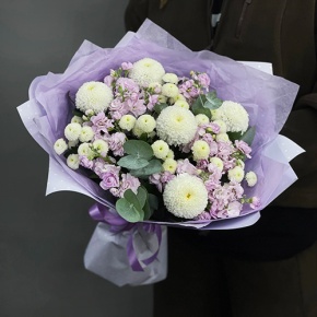 Букет "Ванила" из хризантем сантини, Момоко, эвкалипта и ароматных маттиол в Серпухове