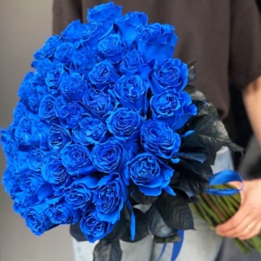 Букет из 51 синей розы Эквадор под ленту (70 см) в Серпухове