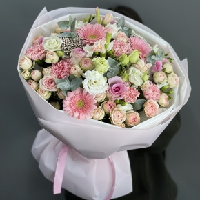 Букет "Я с тобой" из роз, эвкалипта, гербер, ароматных фрезий, озатамнуса, эустом и диантусов в Серпухове