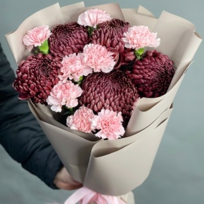 Букет из хризантем Бигоуди и розовых диантусов в Серпухове